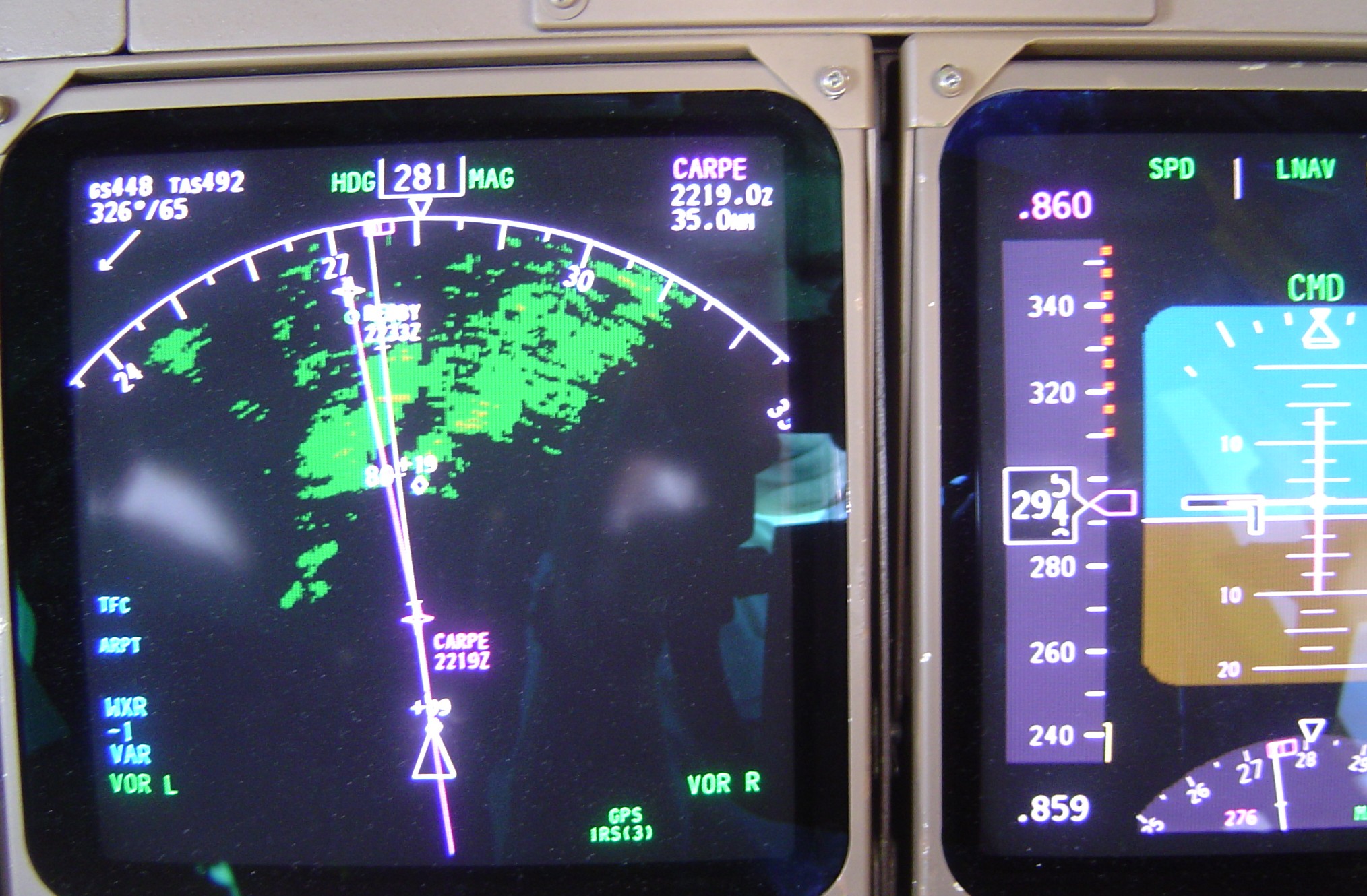 玻璃座舱实景：波音 747-400 的 ND 与 PFD 两块大屏幕
