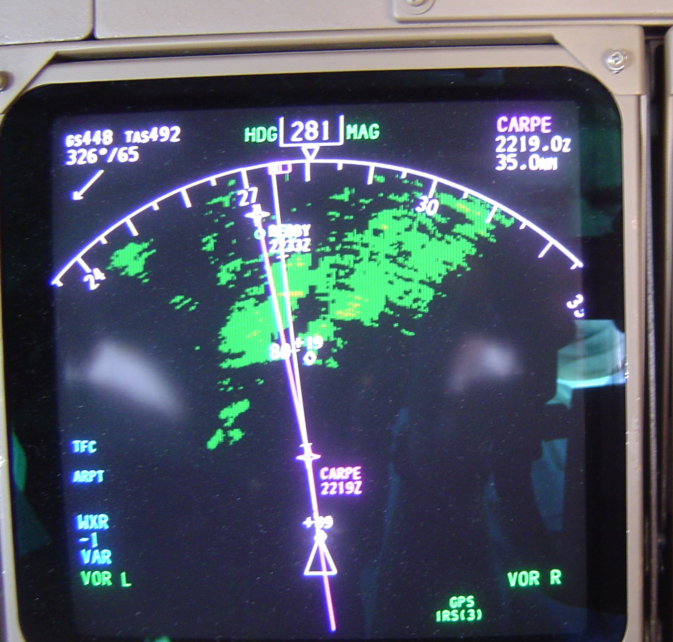 ND 实景：波音 747-400 导航显示器，罗盘环、航向 281、气象雷达回波、地速真空速读数