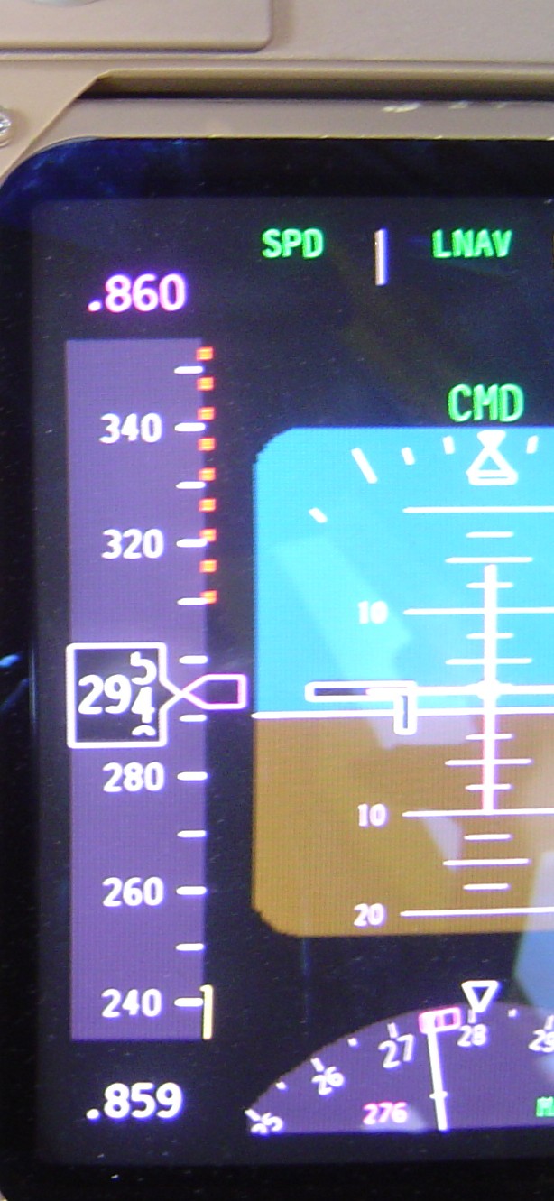 PFD 实景：波音 747-400 主显示器，左侧速度带、蓝棕姿态区、俯仰梯、FMA 模式行