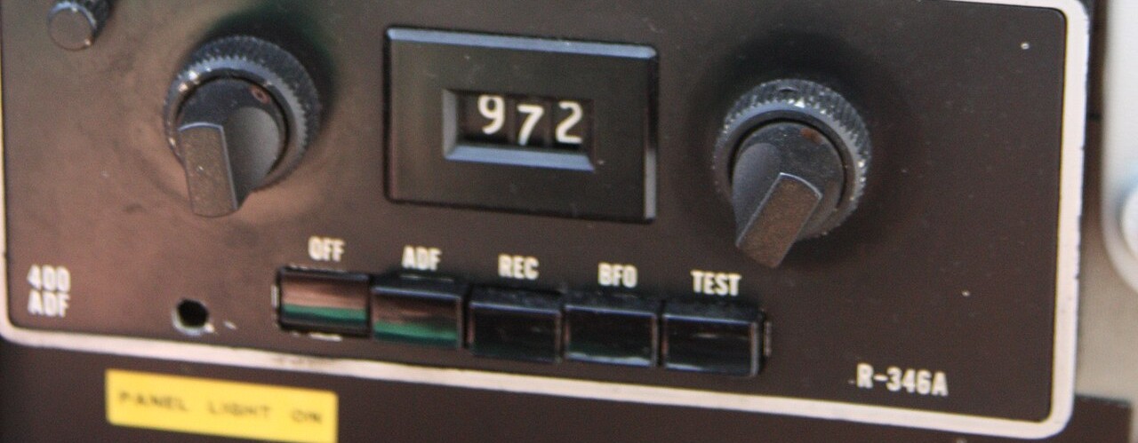 ADF 接收机控制盒实景：R-346A，频率窗显示 972 kHz，带 OFF/ADF/REC/BFO/TEST 方式按钮